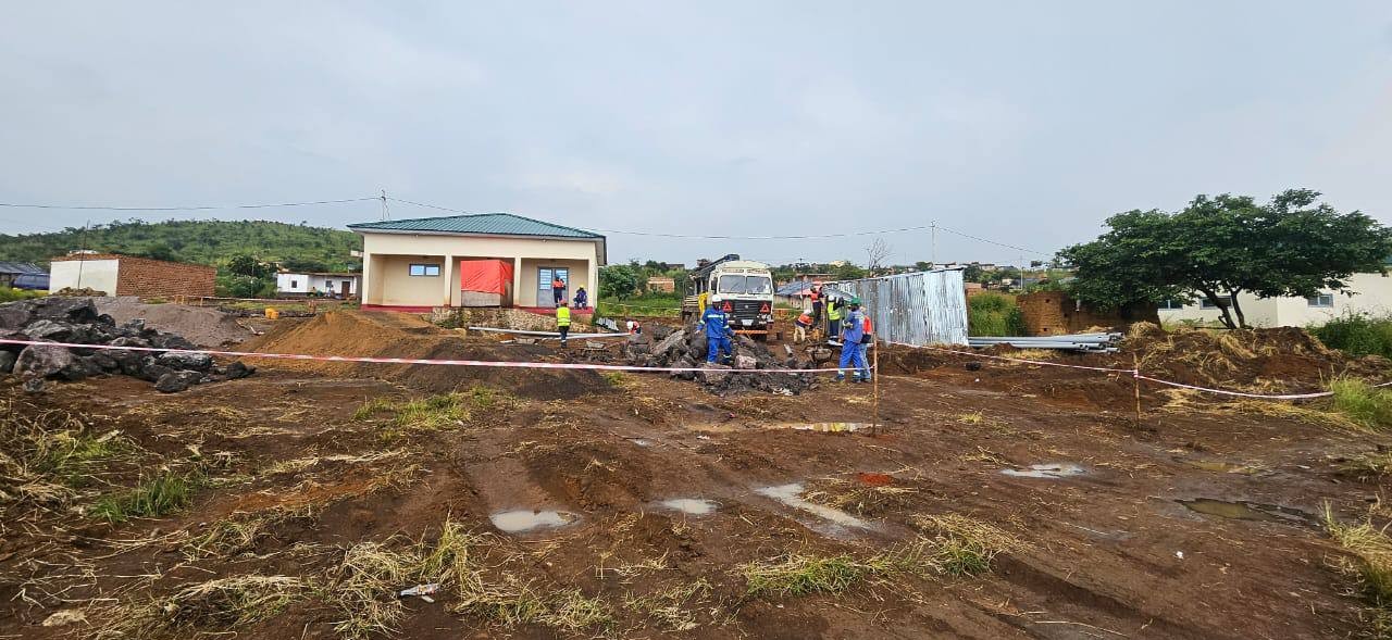 Construction d'un mur de cloture & forage d'eaux - client: Mutanda Mining.