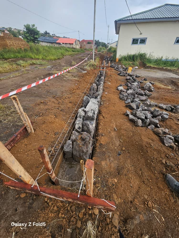 Construction d'un mur de cloture & forage d'eaux - client: Mutanda Mining.